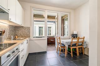 <p><span>Verkocht, compromis in opmaak. Dit lichtrijk 2-slaapkamer appartement geniet van een rustige en gunstige ligging, op wandelafstand van de Coupure en het centrum van Gent.</span></p><p><span> </span></p><p><span>Gelegen op de tweede verdieping, betreedt men het appartement via de inkomhal (voorzien van parket + parlofonie). De gezellige leefruimte met sierhaard en parket geniet veel lichtinval en de ingerichte, functionele keuken beschikt over een kookplaat, dampkap, oven, vaatwasser, koelkast en diepvries. Vanuit de keuken kan u het aangename en zuidwest gerichte terras betreden. Het appartement telt 2 ruime slaapkamers van 16m² en 12m², dewelke zich aan de achterzijde van het gebouw bevinden. De moderne badkamer werd recentelijk gerenoveerd en is uitgerust met een douche, wastafel en toilet. In deze ruimte is eveneens een aansluiting tot het plaatsen van een wasmachine voorzien. Het appartement is op heden verhuurd. </span></p><p><span>Bijkomende troeven zijn: EPC-label B - afzonderlijke tellers EGW - berging op het gelijkvloers - aankoop garage mogelijk (€ 30.000 tot € 45.000) - lage gemeenschappelijke lasten - elektriciteit conform - openbaar vervoer vlakbij.</span></p><p><span> </span></p><p><span>Een bezoek is mogelijk mits afspraak via de Fooz Vastgoed op 09/225.00.78.</span></p><p><span>Prijs is excl. registratierechten en aandeel basisakte. </span></p><p><span> </span></p><p><span>Renovatieplicht: nee</span></p><p><span>Asbestveilig: ja </span></p>