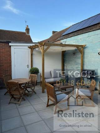 Opbrengsteigendom met diverse mogelijkheden in het <strong>centrum </strong>van <strong>Beringen</strong>.<br /><br />Op een commerciële locatie vlakbij de markt van Beringen, aan de Onze-Lieve-Vrouwstraat 5, vinden we dit handelspand terug.<br />Het pand ligt in een straat met diverse winkels en lokale handelszaken, op korte wandelafstand van het centrum en andere voorzieningen.<br />Dankzij de goede bereikbaarheid en zichtbaarheid is dit de ideale uitvalsbasis voor een zelfstandige ondernemer die op zoek is naar een compacte, betaalbare handelsruimte op een centrale locatie in Beringen.<br /><br />De appartementen zijn beide <strong>duplex appartementen</strong>, beiden met de mogelijkheid tot creatie van een <strong>extra kamer </strong>en een <strong>terras</strong>.<br />Tot eind maart is er vrijstelling van KI van de gelijkvloerse achterliggende <strong>handelsruimtes</strong>.<br /><br />Er zijn diverse <strong>ontwikkelingsmogelijkheden </strong>voor dit project.<br />Principieel is hier <strong>meer dan louter een (handels)woning mogelijk</strong>, doch dient dit meer gedetailleerd beoordeeld te worden op basis van concrete ontwerpen waar ook bv mobiliteit, woonkwaliteit, … in afgetoetst kunnen worden.<br />Daar het pand gelegen is in <strong>kernwinkelgebied</strong>, is een commerciële functie op het gelijkvloers noodzakelijk. Voor de gemeente is het verder ruimtelijk (en naar mogelijkheden) wenselijk om met de <strong>hoekpercelen </strong>samen te werken om een groter projectgebied te kunnen ontwikkelen.<br /><br />Meer info?<br />Realisten makelaars<br />Bel 011 18 60 60