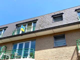 Op zoek naar een comfortabel en praktisch appartement in Deinze? <br /><br />Dit verzorgd appartement beschikt over een inkomhal met vestiairekast, een lichtrijke leefruimte met open ingerichte keuken, één slaapkamer en een badkamer uitgerust met douche, toilet, lavabomeubel en aansluiting voor een wasmachine.<br /><br />Verder geniet u van een aangenaam balkon, een privatieve kelderberging en een privatieve parkeerplaats. Ook is er een gemeenschappelijke fietsenberging aanwezig.<br /><br />Huurprijs te vermeerderen met 30 EUR gemeenschappelijke kosten.<br /><br />Beschikbaar vanaf 1 oktober 2026<br /><br /><strong>Bezoeken?</strong><br />U kunt dit eenvoudig zelf inplannen via de afsprakenlink op onze website voor het bezoekmoment van maandag 21 september.