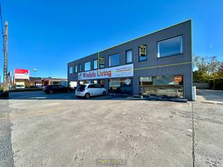 Dit LICHTRIJK en INSTAPKLAAR appartement vinden we terug in Kruisem (Zingem) op een vlotte locatie vlakbij N60 en het centrum van...