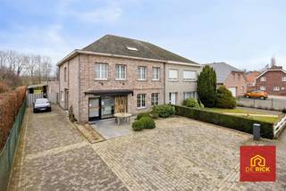 Dit veelzijdige handelshuis met atelier en ruim magazijn is gelegen in het gezellige Meldert en biedt een uitzonderlijke combinatie van wonen...
