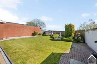 Deze verrassend ruime te renoveren woning, gelegen in het centrum van Langemark, met maar liefst 6 slaapkamers, garage en zeer toffe tuin, biedt...