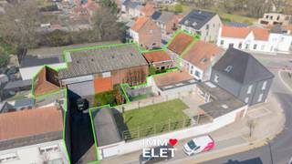 Ruime woning te Rijksweg met zijdelingse toegang naar het magazijn via de Stationsstraat; Indeling, stevig gebouwde woonst met 272 m² bewoonbare vloeroppervlakte: inkom, woonkamer met salon en eetplaats, ingerichte keuken met alle comfort, kelder, badkamer met toilet, wastafel en ligbad; Boven: nachthal, 4 ruime kamers; Vaste trap naar grote inrichtbare en reeds geïsoleerde zolder; De woning heeft vooraan een aparte doorgang om rechtstreeks met fiets en boodschappen richting achtergelegen koer/ stadstuintje te gaan; Er is nog een stookruimte/ berging en nog een berging waar 2 bovengrondse stookolietanken staan; Overal dubbele beglazing met rolluiken, centrale verwarming op stookolie; Epc 392/ D; Vanuit de koer is een deur naar het achtergelegen magazijn van 194 m² met mooie vrije hoogte (21,32m diep x 9,09m breed) plus nog een lichtrijk bijgebouw met zadeldak en twee veluxen van 50m²; Vanuit het magazijn is een grote schuifpoort naar een binnenkoer met groenzone en uitweg langs de Stationsstraat; Gelegen in (Gemengd)Woongebied; Beschikbaar: bij akte na betaling; Info en bezoek: info@elet.immo;