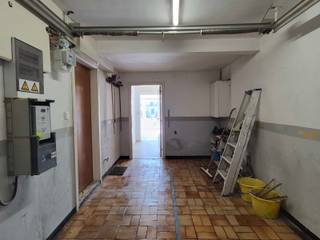 <span>Deze ruime bel-etagewoning is gelegen in de Kapelstraat te Beerse, op een gunstige locatie nabij het centrum en met een bushalte in de omgeving. De woning is verdeeld over drie niveaus en beschikt op het gelijkvloers over een inpandige garage, inkomhal, badkamer, berging en een keuken met toegang tot het terras en de tuin, waar zich eveneens een praktische opbergruimte bevindt. Op de eerste verdieping vinden we een tweede keuken, een badkamer met ligbad en een ruime woonkamer met twee veranda’s, die ook als extra slaapkamer of hobbyruimte kunnen worden ingericht. De tweede verdieping omvat drie slaapkamers. Verder zijn er buiten meerdere autostaanplaatsen en is er een servitude doorgang. Een BEZOEK aanvragen kan enkel online via </span><span>WWW.VASTGOEDPARTNERS.BE</span>