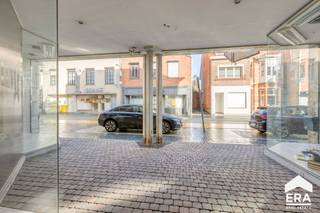 <h2>Projectgrond / Handelshuis met uitzonderlijk ontwikkelingspotentieel in hartje Mol</h2>

<p>Op een <strong>absolute toplocatie in het centrum van Mol</strong> bevindt zich deze strategisch gelegen projectgrond/commercieel pand met tal van ontwikkelingsmogelijkheden.<br /><br />Er werd een woongelegenheid voorzien aan de achterzijde van het gebouw met alle voorzieningen.</p>

<p>Dankzij de centrale ligging, uitstekende bereikbaarheid en de nabijheid van alle voorzieningen vormt dit perceel een uitgelezen opportuniteit voor projectontwikkelaars en investeerders.</p>

<h3><strong>Gelegen in het bruisende hart van Mol, op wandelafstand van:</strong></h3>

<ul><li>
	<p>Openbaar vervoer (trein- en busverbindingen)</p>
	</li><li>
	<p>Diverse winkels en retailzaken</p>
	</li><li>
	<p>Horecagelegenheden</p>
	</li><li>
	<p>Scholen en andere publieke voorzieningen</p>
	</li></ul>

<p>De combinatie van centrumligging en vlotte bereikbaarheid maakt dit een bijzonder aantrekkelijke locatie voor residentiële ontwikkeling.</p>