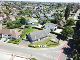 <u><strong>Bezoekmoment op zaterdagvoormiddag OP AFSPRAAK.</strong></u><br /><br /><span><strong><u>OPPERVLAKTEN:</u></strong><br /><strong><em>Bewoonbare (alle verdiepingen samen) oppervlakte:</em> </strong><em>± </em>430m<sup>2</sup></span><br /><span><strong><em>Grondoppervlakte:</em></strong></span><span> 1.196m<sup>2</sup> </span><br /><span>Aantal aangelegde parkeerplaatsen op het terrein: 12 + dubbele garage.</span><br /><br /><span><strong><u>INDELING</u></strong><u>:</u></span><br /><strong><em>Gelijkvloers (± 240 </em></strong><strong>m<sup>2</sup></strong><strong><em>):</em></strong><br /><u>Kantoor (± 175 </u><u>m</u><sup>2</sup><u>):</u><strong><em> </em></strong>afzonderlijke inkomdeur in glas - inkomhal met gastentoilet en vestiaire - gang - secretariaat met ontvangstbalie - open landschapsbureel (± 70 m²) - 3 afzonderlijke burelen (12 +16 +24 m<sup>2</sup>) - keuken/refter met deur naar de zonnige tuin (alle privacy).<br /><u>Garage </u><u>(± 65 </u><u>m</u><sup>2</sup><u>):</u> dubbele garage voorzien van 2 sectionaalpoorten – afzonderlijke ingangsdeur - radiatoren - tuinberging met waterverzachter - dubbele deur naar de tuin - badkamer met douche en lavabo – toilet - tweede trap naar de verdieping.<br /><strong><em>Eerste verdieping (± 190 </em></strong><strong>m<sup>2</sup></strong><strong><em>):</em></strong> traphal met toilet - open, lichtrijk landschapsbureel (± 80 m<sup>2</sup>), 3 afzonderlijke kamers (10<span> +</span> 15 + 20 m<sup>2</sup>) - gang - polyvalente ruimte (50 m<sup>2</sup>) met hoogte tot in de nok - CV-lokaal met nieuwe hoogrendementsketel van het merk "Buderus" en grote warm-water boiler.<br /><em><strong>Zolderruimte (± 40m²): </strong></em>bereikbaar via valluik, geïsoleerd.<em><strong> </strong></em><br /><br /><span><strong><u>GROTE TROEVEN van dit pand:</u></strong><br />- <em><strong>Ligging</strong></em>: hoek- en zichtlocatie (invalsweg met veel passage en vlakbij R32 en autosnelweg E403). Twee lichtreclames.<br />- <em><strong>Vele bestemmingsmogelijkhede</strong></em><strong>n</strong>, conform de verkavelingsvoorschriften van 06/09/2004 : bewoning (ook kangoeroe-woning), handel, horeca, vrije beroepen, kantoor, ... </span><br /><span>- <em><strong>Voldoende parkeergelegenheid</strong></em> op het terrein + grote tuin.<br />- <em><strong>Gunstige EPC-score: 174 kWh/m<sup>2</sup></strong></em> : goede isolatie, overal dubbele beglazing en recente CV-ketel.</span><br /><br /><span><strong><u>NUTSVOORZIENINGEN</u></strong><u>:</u><br />Stads -en regenwater (15.000 liter), CV op aardgas, hoogrendementsketel °2019 (Buderus), </span>3 aparte thermostaten, 3 aparte circuits collectoren, <span> keukenboiler, elektriciteit (drijfkracht, 3N400V, 40A) gekeurd met aparte zekeringskast boven en beneden, telefonie/distributie, riolering, 1 videofoon + 2 parlofoons beneden, 3 parlofoons op verdieping, bekabeling voor netwerk (gescheiden kabelgoten voor computer en telefoon).</span><br /><br /><span><strong><u>LIGGING:</u></strong></span><br /><span>Vlotte bereikbaarheid met een mobiscore van 7,7/10. Invalsweg naar Roeselare! Op enkele meters van R32 en snelle verbinding via E403 (Brugge/Kortrijk).</span><br /><span>Tevens op wandelafstand van winkels, scholen, bakkerij/slagerij, tandarts, apotheek,… Bushalte op 100m (centrum, station, zwembad,...).</span><br /><br /><span><u>* Bijzonderheden</u><br />- EPC B: géén renovatieplicht</span><br /><span>- Elektrische keuring conform (gekeurd tot 2045)!<br />- Voorheen kantoor met woonfunctie, op heden tweegezinswoning.</span><br />- Onze referentie op<strong> </strong><strong>www.centro.be</strong>: <strong>Q0597 </strong>of contacteer ons via <strong>050/70 01 02</strong><strong>.</strong><br /><br /><strong>CENTRO | </strong><strong>BEDRIJFSVASTGOED </strong><strong> </strong>is reeds 25 jaar <u>gespecialiseerd in de bemiddeling van commercieel- en bedrijfsvastgoed </u>in West- en Oost Vlaanderen.<br /><span><strong>Wilt u ook weten hoeveel uw bedrijfsgebouw waard is?</strong></span><br />Contacteer ons vrijblijvend voor een marktconforme waardebepaling van uw pand.