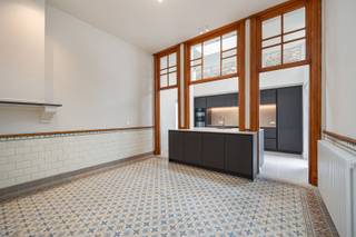 <p><span>UNIEK WONEN IN ART-NOUVEAU MET ALLE MODERNE LUXE EN TECHNIEKEN</span></p><p><span> </span></p><p><span>Met Trots presenteren we deze woonst gelegen in de historische snoepjesfabriek Roodthooft.</span></p><p><span>De fabriek beroemd om zijn wereldwijd gekende "Arabierkes"-Bolletjes. </span></p><p><span> </span></p><p><span>Meer specifiek is dit appartement gelegen op de 1e Verdieping in het hoofdgebouw.</span></p><p><span>Dit appartement is leven in Art-Nouveau met al zijn Finesse, echter rekening houdend met alle Moderne Luxe Technieken en Comfort wat 2025 reeds te bieden heeft.</span></p><p><span> </span></p><p><span>De architecturale afwerking is van Topkwaliteit, elegant Smeedijzer en Moderne Technieken die harmonisch zijn geïntegreerd </span></p><p><span>doorheen de prachtig geklasseerde en gerestaureerde materialen. </span></p><p><span> </span></p><p><span>Alles is op maat vervaardigd,</span><span> een hypergeïnstalleerde en volledig uitgeruste keuken, hoogwaardige parketten, </span></p><p><span>technisch (Akkoestisch) hoogstaand buitenschrijnwerk en talloze moderne technieken.</span></p><p><span> </span></p><p><span>Bovendien heeft dit appartement, ondanks zijn indrukwekkende oppervlakten en hoge plafonds, een energielabel  'A+' wat reflecteert in de moderne voorzieningen en duurzaamheid van de woning.</span></p><p><span> </span></p><p><span>De indeling van het appartement is zorgvuldig ontworpen om de privacy te respecteren, </span></p><p><span>terwijl het tegelijkertijd mogelijkheden biedt voor heerlijke bijeenkomsten in de luxe en imposante leefruimtes. </span></p><p><span> </span></p><p><span>EEN BALANS WAAR COMFORTABELE INTIMITEIT EN HOOGSTAANDE ESTHETIEK SAMENKOMEN </span></p><p><span> </span></p><p><span>Bent u klaar om deze unieke combinatie van luxe en erfgoed te ervaren? </span></p><p><span> </span></p><p><span>Neem contact met ons op</span><span> voor een bezichtiging en laat ons u verwelkomen in uw droomwoning.</span></p><p><span> </span></p>