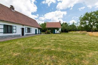 <h3><span>Authentieke hoeve op unieke ligging in het hart van Moregem. (te renoveren of op te splitsen)</span></h3><p><span>In het hart van het pittoreske Moregem, vlak bij de kerk, bevindt zich deze unieke, authentieke hoeve een plek waar de tijd lijkt stil te staan en waar je de historiek nog écht kan opsnuiven.<br />Genesteld in een oase van rust, met een prachtig uitzicht op de dorpskerk, biedt deze eigendom een uitzonderlijke kans voor wie houdt van karaktervolle gebouwen op een idyllische locatie.</span></p><p><span>Naast de hoeve vind je een charmant, authentiek bijgebouw met daarin nog een originele bakkersoven een tastbare herinnering aan het verleden en een absolute troef voor wie houdt van authenticiteit en ambachtelijke details.</span></p><h3><span>De hoeve is te renoveren, maar laat zich evengoed opsplitsen in twee volwaardige bouwloten (mits vergunning) ideaal voor wie droomt van een charmant woonproject of een landelijke (her)ontwikkeling.<br />Laat je inspireren door de ligging, het karakter én het potentieel. Neem vandaag nog contact op voor meer info of een plaatsbezoek!</span></h3><h3><span> </span></h3>