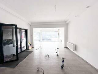 Op zoek naar een betaalbare commerciële ruimte op een strategische topligging? Dit commercieel gelijkvloers of kantoor is ideaal gelegen nabij...