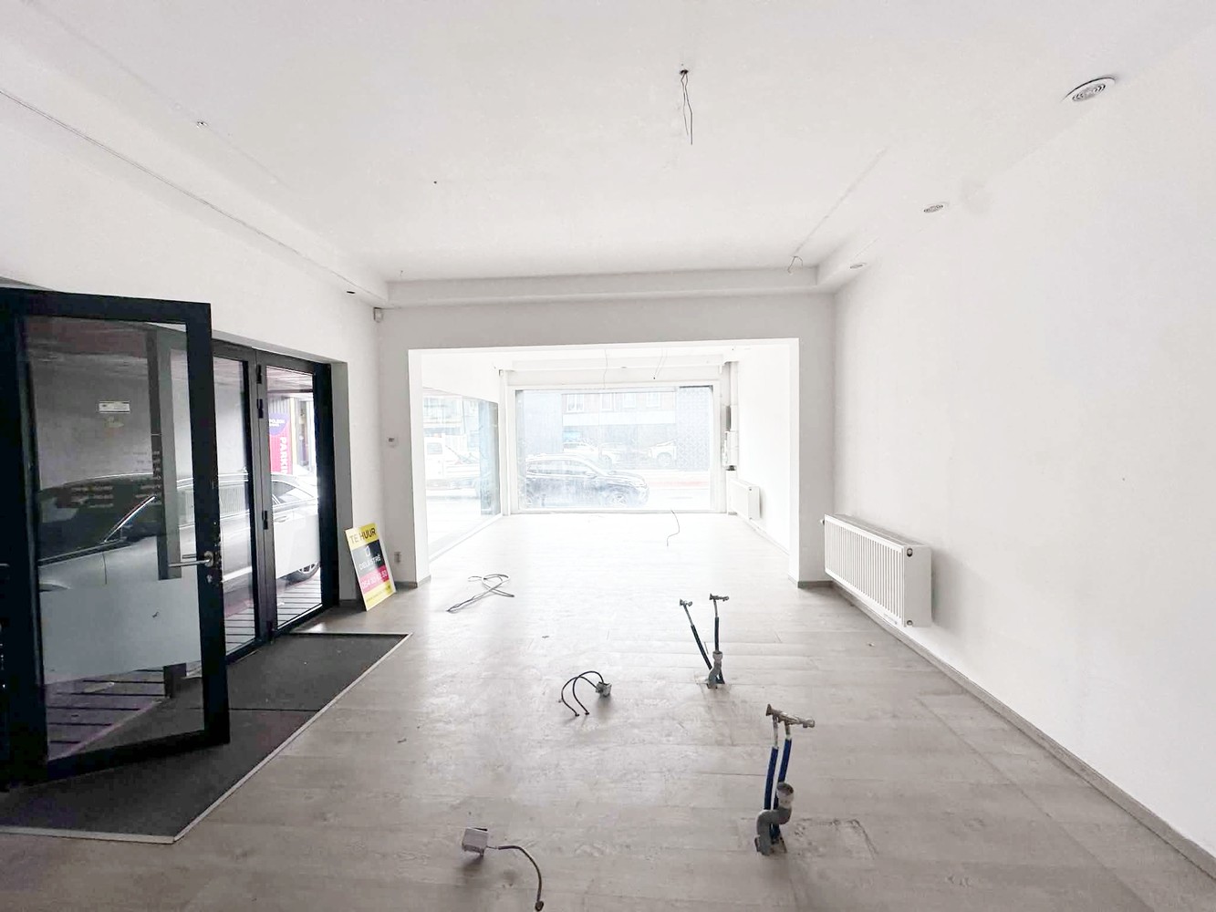 Top gelegen commercieel gelijkvloers of kantoor met uitstekende zichtbaarheid nabij HARING vlakbij DELHAIZE - foto 3