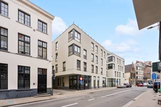 <p><strong>Bent u op zoek naar een zorgeloze investering op een plek waar wonen en zorg hand in hand gaan? Dit modern assistentie-appartement in het prestigieuze "Collegehof" biedt de perfecte balans tussen rust, luxe en een centrale ligging.</strong></p><p>Gelegen in de schaduw van de <strong>Sint-Michielskerk</strong>, bevindt dit appartement zich in het absolute hart van Gent. Ondanks de centrale ligging geniet u hier van een oase van rust. Alle troeven van de stad — van gezellige terrasjes tot culturele trekpleisters — liggen op wandelafstand.</p><p>Het appartement is gelegen op de derde verdieping en is slim ingedeeld om comfort en toegankelijkheid te garanderen:</p><p><strong>Lichtrijke leefruimte:</strong> Een aangename living met een moderne, volledig uitgeruste open keuken.</p><p><strong>Slaapkamer:</strong> Een ruime, rustige slaapkamer die directe toegang biedt tot de sanitaire voorzieningen.</p><p><strong>Badkamer:</strong> Een aparte, praktisch ingerichte badkamer voorzien van een moderne inloopdouche.</p><h3>Ideale Investering</h3><p>Dit appartement is <strong>momenteel verhuurd</strong>, wat het een uiterst interessante opportuniteit maakt voor investeerders. Dankzij de toplocatie en de stijgende vraag naar kwalitatieve assistentiewoningen bent u verzekerd van een waardevast vastgoedobject met een mooi rendement.</p><p></p><p><strong>Wilt u deze unieke kans in het centrum van Gent niet missen?</strong> Neem vandaag nog contact met ons op voor meer informatie of een bezoek ter plaatse.</p>