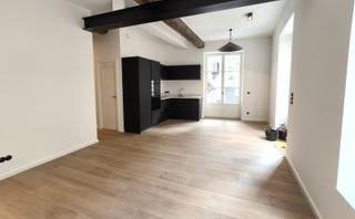 Dit gelijkvloers appartement is uitstekend gelegen in het centrum van Tongeren, tussen de Kloosterstraat en het Museumplein en tussen kwalitatieve geklasseerde gebouwen. <br /><br />INDELING: Prachtige woonkamer met open keuken (voorzien van koelkast met diepvries, oven, microgolf en vaatwasser) en toegang naar een ruim terras, berging/wasplaats, badkamer met inloopdouche en lavabomeubel, 2 slaapkamers.<br /><br />In de kelder een grote, private berging. <br /><br />Extra:<br />x BEN waarden rond 0: zwaar geïsoleerde appartementen met een ZEER laag verbruik<br />x 7 zonnepanelen van 410Wp dus 2870Wp<br />x Verwarming met warmtepomp<br />x Hoogwaardige afwerking<br />x Alle verlichtingsarmaturen zijn inclusief met hoogwaardige Berker schakelaars<br />x Grote kelders/opslagruimtes<br />x Lift in het gebouw voorzien<br /><br />De huurprijs bedraagt 895 euro per maand + 100 euro per maand energiepremie + 50 euro per maand gemeenschappelijke kosten.<br /><br />Contacteer ons kantoor voor info op het nummer 012 23 00 23 of via mail kimberly@immo-leroi.be