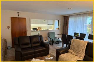 Immo Van Middelem biedt dit lichtrijk en praktisch ingedeeld gelijkvloers appartement te huur aan, gelegen in een aangename, centrale buurt...