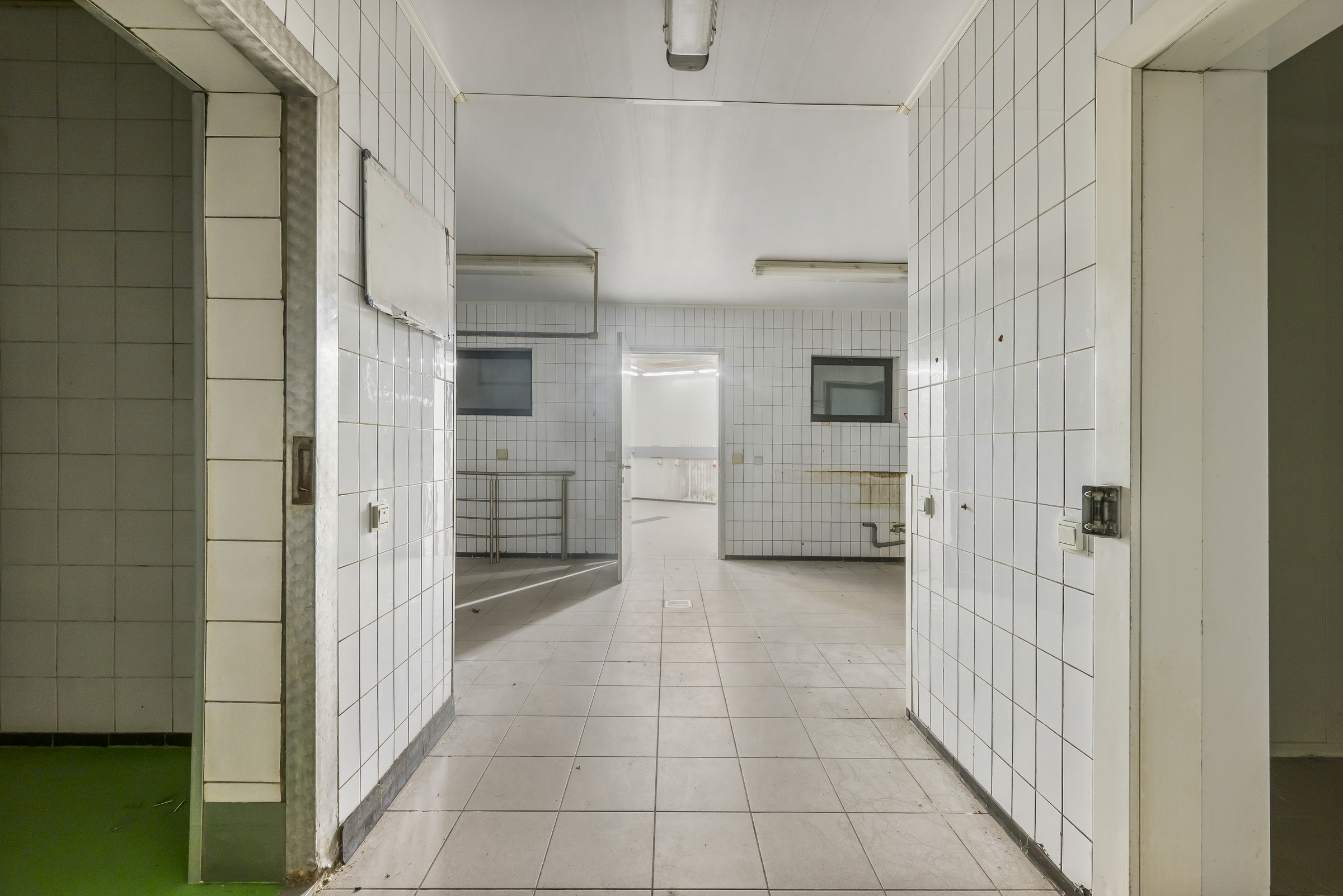 Handelspand met veel ruimte op toplocatie in Sint-Gillis - foto 4