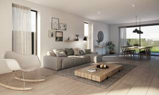 Deze woning maakt deel uit van het vernieuwende woonproject ‘Roobaertpark’, een rustige en verkeersarme buurt aan de stadsrand met veel aandacht voor groen en open ruimte. Dankzij de aansluiting op het stadswarmtenet ben je bovendien niet langer afhankelijk van fossiele brandstoffen zoals aardgas.<br /><br />Lot 50 betreft een gesloten bebouwing op een perceel van 160 m², met toegang langs een tuinpad achteraan. De tuinomheining met poortje is inbegrepen, evenals een private parkeerplaats.<br />Op het gelijkvloers bevinden zich een inkomhal, apart toilet, lichtrijke leefruimte, open keuken met kookeiland en een ruime berging. De eerste verdieping telt drie volwaardige slaapkamers, een volledig ingerichte badkamer met inloopdouche en dubbele lavabo, en een extra apart toilet. De zolderverdieping is bereikbaar via een tweede vaste trap en kan perfect dienen als vierde slaapkamer, bureau of hobbyruimte.<br /><br />Ook lot 49 en lot 51 zijn momenteel nog beschikbaar. Deze twee halfopen bebouwingen bieden dezelfde kwalitatieve afwerking.<br /><br />Verder beschikt de woning over een aangename tuin en is ze gelegen in een doodlopende straat met groenzone, ideaal voor gezinnen met kinderen. De woning wordt aangeboden inclusief ingerichte badkamer, bevloering, zonnepanelen en vloerverwarming.<br /><br />* Prijs excl. btw en kosten.<br />* Afbeeldingen en oppervlaktes zijn indicatief.<br /><br />Bekijk zeker de modelwoning op onze website:<br />https://www.vastgoedzebra.be/te-koop/moderne-nieuwbouwwoning-nabij-stadsrand-roeselare-0<br /><br />Een vrijblijvend gesprek over dit project is mogelijk bij ons op kantoor.<br /><br /><strong>Ook wild geworden van deze thuis?<br />Twijfel niet langer en leg vandaag nog uw bezoek vast!</strong>