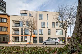 In het hartje van Landen, in onze kleinschalige residentie Gendarmerie, hebben we nog een mooi gelijkvloers appartement te koop! Appartement A001 beschikt over 2 ruime slaapkamers en heeft een aangenaam zuidwestgericht terras. Dit nieuwbouwappartement beschikt over een eigen warmtepomp en PV-panelen om zo uw energiefactuur tot een minimum te beperken. Een groot pluspunt is de centrale ligging in het centrum op wandelafstand van winkels, scholen, horeca, bushaltes, station, oprit E40... Kortom, ideaal als toekomstige woonst of investering (6% BTW mogelijk)! <br /><br />Voor meer informatie ontvangen we u graag ter plaatse of op ons kantoor. Aarzel niet om uw contactgegevens achter te laten of om Elien Mombaerts rechtstreeks te bellen op het nummer 0470/38.21.30.<br /> 