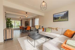 <p><span><strong>Riant en aangenaam wonen in Asse, nabij Brussel</strong></span></p><p><span>Ruimte, licht en een gunstige ligging komen samen in dit uiterst riante duplexappartement in Asse. In een kleinschalige residentie geniet je hier van een aangenaam woninggevoel, een tijdloze afwerking en comfortabele binnen- en buitenruimtes.</span></p><p><span>Op de eerste verdieping verwelkomt de inkomhal je met een afzonderlijk gastentoilet. De ruime, lichtrijke woonkamer biedt alle plaats om gezellig te ontspannen en sluit aan op de ingerichte keuken met klassieke toetsen. De aangename tuinkamer laat je in elk seizoen genieten, terwijl het comfortabele terras uitnodigt tot een ontbijt buiten of een rustig moment aan het einde van de dag.</span></p><p><span>Op de duplexverdieping verbindt de nachthal de royale master bedroom, een tweede slaapkamer en de uitnodigende badkamer met douche en toilet.</span></p><p><span>Ook aan parkeer- en bergruimte ontbreekt het niet. De <strong>private garage</strong> biedt voldoende plaats voor een wagen, fietsen, motoren of extra opslag. Daarnaast zijn er <strong>twee open staanplaatsen</strong> beschikbaar binnen de residentie.</span></p><p><span><strong>Energiezuinig, vrijwel instapklaar en tijdloos afgewerkt:</strong> een aantrekkelijke thuis voor wie ruim wil wonen in een kleine residentie, met Brussel nabij.</span></p><p><span>Ontdek zelf het wooncomfort en de mogelijkheden. Beschikbaar vanaf </span><i><span><strong>1 december 2026.</strong></span></i><span> </span></p><p><span>De huurprijs bedraagt</span><i><span><strong> €1000</strong></span></i><span> per maand appartement +garage + parkeerplaats, aangevuld met € 75 algemene kosten.</span></p><p><span><strong>Contacteer Rented – R‑Vastgoed voor meer informatie of een bezoek.</strong></span></p><p><span>Kom dit ontdekken tijdens ons<strong><u> bezoekmoment </u></strong>op  zaterdag  10 oktober van </span><i><span><strong>13u tot 15u00u</strong></span></i><span> enkel op afspraak! </span></p><p><span>Boek uw afspraak online | </span><span>info@rented.be</span><span> | 078 482000 | </span><span>www.r-vastgoed.be</span><span> </span></p>