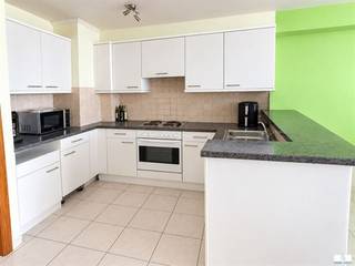 Ruim en instapklaar appartement van 90 m² gelegen in het rustige en gegeerde Oostende-Mariakerke.Bij het betreden van het appartement komt u in de inkomhal, voorzien van een praktische vestiaire en een apart gastentoilet. De lichtrijke en ruime leefruimte sluit naadloos aan op de open keuken, wat zorgt voor een aangename en open woonbeleving.Verder beschikt het appartement over een badkamer uitgerust met een ligbad en lavabo, evenals een grote en een kleine slaapkamers die tal van mogelijkheden bieden.Dit appartement is momenteel verhuurd op lange termijn, wat het ook bijzonder interessant maakt als investering met onmiddellijk rendement. Een ideale opportuniteit voor zowel investeerders als wie op zoek is naar een ruim appartement aan de kust.Interesse? Neem gerust contact op voor meer informatie of om een bezoek in te plannen.