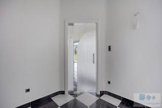 Vrijstaande woning met buitenzwembad in een doodlopende straat, omgeven door agrarisch groen te Wiekevorst.<br /><br />Deze solide woning, gelegen op een perceel van 885m², bevindt zich in een rustige en kindvriendelijke doodlopende straat. Winkels, scholen en openbaar vervoer bevinden zich in de nabije omgeving, Rust, ruimte en bereikbaarheid komen hier perfect samen.<br /><br />Op het gelijkvloers betreedt u de woning via de inkomhal, die toegang biedt tot de ruime en lichtrijke leefruimte met gezellige zithoek en eetplaats. De inbouwcassette zorgt hier voor extra sfeer en warmte. Aansluitend bevindt zich de open leefkeuken, die een prachtig zicht biedt op de tuin. Verder beschikt het gelijkvloers over een aparte bureauruimte, een gastentoilet, een praktische berging met wasplaats en douche alsook een inpandige garage.<br /><br />Vanuit de leefruimte bereiken we de 1 ste verdieping. De royale, polyvalente vide kan eenvoudig worden ingericht als extra slaap/speelkamer, of bureau. Verder bevinden zich 3 volwaardige slaapkamers en een ruime badkamer. Tot slot beschikt de woning nog over een praktische bergzolder.<br /><br />Troeven: EPC label C, airco, volledig onderkelderd, unieke locatie!<br /><br />De prachtig aangelegde en volledig omheinde tuin vormt een ware troef. Hier werd recent een nieuw zwembad geplaatst, waardoor u optimaal kunt genieten van het buitenleven.<br /><br />Kom gerust de mogelijkheden van deze veelzijdige woning ontdekken tijdens een bezoek ter plaatse.