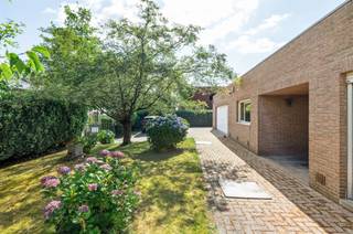 In een rustige en residentiële omgeving in Bonheiden bevindt zich deze bijzonder lichtrijke en ruime laagbouwvilla. De woning biedt een...