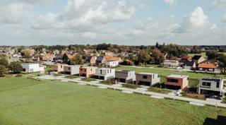 Aan Vogelsanck, een rustige en landelijk gelegen woonlocatie net buiten de dorpskern van Oostmalle biedt Danneels nieuwe bouwgronden te koop aan. <br /><br />Deze ruime villapercelen combineren een mooie straatbreedte met een aanzienlijke diepte, waardoor je hier volop kan genieten van een ruime, perfect zuidwest georiënteerde woning met ruime tuin. <br /><br />De percelen worden te koop aangeboden zonder bouwverplichting. Je kiest dus helemaal vrij met welke bouwpartner(s) je samenwerkt en wanneer je hier gaat bouwen.<br /><br />Hier woon je rustig in een landelijke omgeving maar zonder in te boeten aan bereikbaarheid. Je vindt alle nodige voorzieningen in de nabijheid en hebt een vlotte aansluiting naar de E19 en E34.  