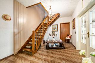 Ben je op zoek naar een woning met ruimte, potentieel en een belangrijke renovatie die alvast achter de rug is? Dan is deze gezinswoning in de Ledebergstraat in Herzele zeker het ontdekken waard!<br /><br />Deze woning uit 1977 bevindt zich op een perceel van 420 m² en biedt een mooie basis voor wie zijn toekomstige thuis volledig naar eigen smaak wil inrichten. Een absolute troef is het vernieuwde en geïsoleerde dak uit 2024, waardoor reeds een belangrijke investering werd uitgevoerd.<br /><br />Via de ruime inkomhal met gastentoilet bereik je de lichtrijke woon- en eetkamer, die voldoende mogelijkheden biedt om een gezellige leefruimte te creëren. Aansluitend bevindt zich de uitgeruste keuken, met daarnaast een praktische berging. Tevens is er een aangename verandaruimte voorzien waar het gezellig vertoeven is. Ook de garage, met achteraan een bijkomende bergruimte, vormt een belangrijke meerwaarde.<br /><br />Op de eerste verdieping bevinden zich drie slaapkamers en een badkamer die uitgerust is met een ligbad, toilet en wastafel. De kamers bieden verschillende mogelijkheden voor een gezin, thuiswerk of het inrichten van een hobbyruimte.<br /><br />Ook buiten heeft deze woning heel wat te bieden. Het perceel van 420 m² met zuidoost oriëntatie, biedt ruimte voor een aangename tuin, terwijl de ruime oprit en garage zorgen voor voldoende parkeermogelijkheden en extra bergruimte.<br /><br />De woning vraagt om renovatie, maar biedt daardoor de ideale gelegenheid om de indeling en afwerking aan te passen aan hedendaagse woonwensen. Dankzij het vernieuwde en geïsoleerde dak werd alvast een belangrijke stap in de goede richting gezet.<br /><br />De ligging in Herzele is bovendien interessant voor wie graag nabij dagelijkse voorzieningen woont. Het centrum, lokale handelszaken, scholen en belangrijke verbindingswegen bevinden zich in de omgeving. Kortom, een gezinswoning met drie slaapkamers, een ruime oprit en heel wat potentieel, waarbij de vernieuwing van het dak alvast een grote troef vormt!<br /><br />Interesse? Neem gerust contact op met Immo Francois voor meer informatie of een bezoek ter plaatse<br /><br />