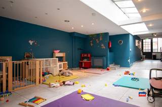 <p><span>HOBOKEN | APPARTEMENT TRÈS SPACIEUX DE DEUX PIÈCES AVEC 8 ou 9 CHAMBRES AU TOTAL ET GRAND JARDIN </span></p><p><span>Important : L'appartement du rez-de-chaussée est actuellement loué comme crèche et n'est pas disponible immédiatement !</span></p><p><span>Aménagement du rez-de-chaussée : hall d'entrée commun - séjour spacieux avec cuisine ouverte - salle de bains séparée avec toilettes</span></p>