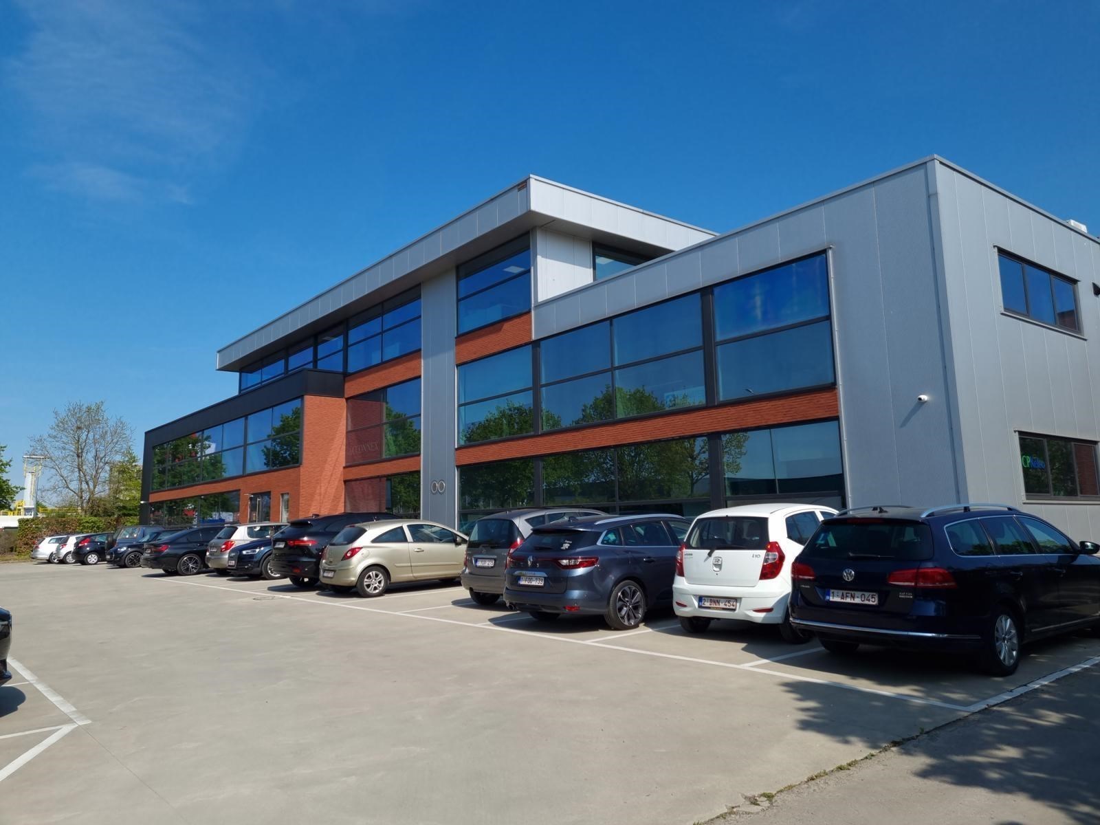 Terbeschikkingstelling van infrastructuur in vernieuwde kantoren met parking, v.a. 21 m², Genk-Noord - foto 3