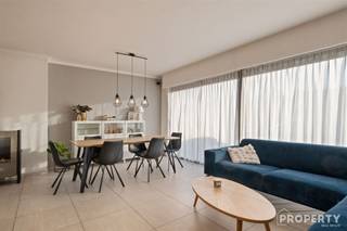 Belle maison jumelée avec 3 chambres spacieuses cherche nouveaux propriétaires à Harelbeke ! Cette propriété est déjà équipée de double vitrage et...