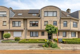 <p>Dit verzorgde gelijkvloerse appartement heeft een <strong>bewoonbare oppervlakte van 93 m²</strong>, 2 slaapkamers, een <strong>prachtige, zonnige tuin</strong>, en optioneel een <strong>externe garagebox</strong>. Bij het betreden van het appartement komt u in de inkomhal met praktische ingemaakte kasten en een apart gastentoilet. Vanuit de hal heeft u toegang tot de verschillende ruimtes van de woning, waaronder de <strong>aangename leefruimte</strong>. Aansluitend bevindt zich de gesloten, geïnstalleerde keuken, uitgerust met een koelkast, vriezer, keramische kookplaat, oven, dampkap en tal van ingemaakte kasten, waardoor er voldoende opbergruimte aanwezig is.</p><p>Verder beschikt het appartement over een badkamer met douche, lavabomeubel en een tweede toilet. Daarnaast is er een <strong>handige berging</strong> voorzien van aansluitingen voor een wasmachine en droogkast. Het appartement telt <strong>twee volwaardige slaapkamers</strong>, waarvan één rechtstreeks toegang geeft tot de prachtige achtertuin. Via de tuin bereikt u de garagebox die optioneel mee aan te kopen is à € 30.000,00.</p><p>Extra troeven:<br />- Garagebox optioneel aan te kopen à € 30.000,00 (vaste prijs)<br />- Rolluiken aanwezig<br />- EPC: 127 kWh/m² (B-score -> GEEN renovatieverplichting)<br />- Centrale ligging op wandelafstand van winkels, horeca en openbaar vervoer<br />- Woongebied, geen VKR<br />- Het maatregelenregister en stedenbouwkundig uittreksel is in aanvraag</p><p>Voor meer info ga naar www.coenenvastgoed.be of bel 03/375.82.92<br /> </p>