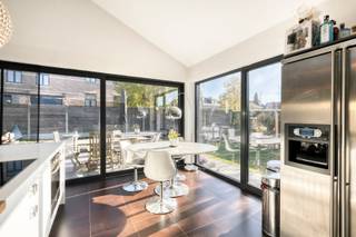 Ruimte, rust en potentieel op een topligging in Meldert!
Deze viergevelbungalow in het charmante Meldert (Aalst) combineert een aangename woonomgeving met een uitstekende ligging in het dorpscentrum. Een interessante opportuniteit voor gezinnen, koppels of wie zijn woondroom naar eigen wensen wil realiseren!
De woning beschikt op woonniveau over een inkomhal met toilet, een ruime en lichtrijke leefruimte met open keuken( vernieuwd '12) en zithoek/bureel, een garage met berging/waslokaal en een badkamer(vernieuwd '12). De zolderverdieping beschikt over 3 ruimten (eventueel bijkomende slaapkamers), reeds voorzien van verwarming, wat een mooie basis biedt om extra leefruimte te creëren en het wooncomfort verder uit te breiden.
Ook buiten heeft deze woning heel wat te bieden. Een zonnige tuin vormt de ideale plek om te ontspannen, gezellig samen te zijn met familie en vrienden of volop te genieten van het buitenleven. Bijkomend zijn er ook nog een 4-tal autostaanplaatsen.
De ligging is een absolute troef: kleuteronderwijs en basisschool bevinden zich in de onmiddellijke nabijheid, terwijl wandelaars en sportliefhebbers kunnen genieten van de vele recreatiemogelijkheden in de omgeving. Bovendien bent u dankzij de vlotte bereikbaarheid snel onderweg naar andere bestemmingen.
Kortom een woning met ruimte, uitbreidingsmogelijkheden en een aantrekkelijke ligging. Ontdek het potentieel van deze woning en maak een afspraak via kurt@immoaccenta.be.