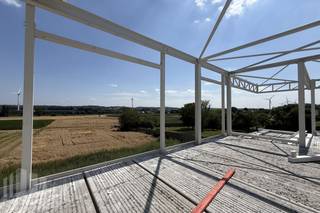 Nieuwbouw KMO-unit van 504 m² met mezzanine/bureau van 108 m² te koop met <strong>prachtig uitzicht op de velden,</strong> deze unit maakt deel uit van de gloednieuwe KMO-site “De Biest” is uitstekend gelegen langs de Bergensesteenweg (Beersel) en biedt duurzame en hoogwaardige <strong>KMO-units</strong> en langs de voorzijde <strong>showrooms in combinatie met opslag</strong><br /><br />Het project bestaat uit 32 KMO-units met oppervlaktes van <strong>216 m² tot 432 m²</strong>, eventueel samen te voegen tot grotere entiteiten (max 3564 m²).<br />De units zijn inzetbaar als opslagruimte, werkplaats of productiehal, B2B verkooppunten, afhaalmagazijnen,..<br /><br />De KMO-site is opgedeeld in <strong>drie afzonderlijke gebouwen</strong>, elk met unieke mogelijkheden voor ondernemers.<br />Aan de voorzijde van het park kunnen ondernemers opteren voor een showroom, met een achterliggende opslagruimte.<br />Het centrale gebouw bestaat uit KMO-units, uitgerust met een sectionale poort (4 x 4,50m), een aparte toegangsdeur en een grote lichtstraat.<br /><br />Achteraan de site, bevinden zich opslagplaatsen met kantoorruimtes die een fenomenaal uitzicht bieden op de velden.<br /><br /><strong>De oplevering van de eerste fase wordt voorzien in Q3 2026. </strong><br /><br />Voor verkoopsinfo, (technische) plannen, plaatsbezoeken en andere inlichtingen kan u terecht bij <strong>PANORAMA B2B</strong> op het nummer <strong>0479 70 70 70</strong>