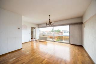 Op de Lambrechtshoekenlaan in Merksem, op een centrale en vlot bereikbare locatie vlakbij winkels, openbaar vervoer en belangrijke invalswegen, bevindt zich dit ruime appartement op de 3de verdieping van een verzorgd gebouw met lift.<br /><br />Dit appartement vormt een solide basis met renovatiepotentieel voor wie het graag volledig naar eigen smaak wil moderniseren of herinrichten. De doordachte indeling en de ruime vertrekken bieden alle mogelijkheden om hier een eigentijdse, comfortabele en stijlvolle woonomgeving van te maken.<br /><br />Bij het binnenkomen kom je in de inkomhal die leidt naar de leefruimte en keuken. Vanuit de leefruimte is er toegang tot het terras, dat over de volledige lengte van het appartement loopt en zorgt voor een aangenaam buitengevoel. Verder is er een badkamer waar u alle ruimte heeft om een comfortabele en stijlvolle badkamer naar eigen smaak te creëren. Bovendien zijn er twee toiletten: één in de badkamer en een apart gastentoilet in de inkomhal, wat zorgt voor extra comfort en gebruiksgemak.<br /><br />Het appartement beschikt over drie slaapkamers van ca. 12,5 m², 10 m² en 6,5 m², waarvan één rechtstreeks toegang geeft tot het inpandig terras.<br /><br />In de kelder is een private berging inbegrepen, die zorgt voor extra praktische opbergruimte.<br /><br />Tot slot beschikt het appartement over individuele meters voor water, gas en elektriciteit. <br />De gemeenschappelijke kosten bedragen €145 per maand.<br /><br />Wenst u graag meer informatie of een bezoek ter plaatse? Contacteer Neon Vastgoed op 03/336.88.88 of via info@neonvastgoed.be