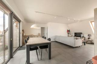 Dit instapklare en lichtrijke dakappartement is uitstekend gelegen in het centrum van Tielt, op wandelafstand van winkels, bakkers, slagers, banken, openbaar vervoer en tal van andere voorzieningen. Een ideale ligging voor wie graag alle dagelijkse faciliteiten binnen handbereik heeft.<br /><br />Het appartement bevindt zich op de vierde verdieping van Residentie Albéric Duyver en beschikt over een bewoonbare oppervlakte van 75 m² en een terras van maar liefst 13 m².<br /><br />PLUSPUNTEN:<br />* CENTRALE LIGGING IN HARTJE TIELT<br />* RECENTE, VOLLEDIG UITGERUSTE KEUKEN<br />* ENERGIEZUINIG | EPC-LABEL C <br />* ELEKTRICITEIT CONFORM TOT 2031<br />* MOGELIJKHEID AANKOOP GARAGEBOX €20.000<br /><br />INTERIEUR<br />Appartement is bereikbaar via zowel lift als trap. Via de inkomhal komt u in de ruime en lichtrijke leefruimte (35 m²). De open keuken is volledig uitgerust met een koelkast, inductiekookplaat, dampkap, vaatwasser, combi-oven en dubbele spoelbak. Verder zijn er twee praktische bergingen, waarvan één voorzien is van een aansluiting voor de wasmachine. <br /><br />Tot slot beschikt het appartement over een aangename slaapkamer (14,36 m²), een badkamer uitgerust met zowel een douche als ligbad en een lavabomeubel, alsook een afzonderlijk gastentoilet.<br /><br />EXTERIEUR<br />Een absolute troef van dit appartement is het ruime terras van ca. 13 m². Het terras sluit rechtstreeks aan op de leefruimte en vormt zo een aangename verlenging van de woonruimte. <br /><br />Bij het appartement kan bovendien een garagebox aangekocht worden voor € 20.000. Deze is vlot bereikbaar via de inrit aan de Hoogstraat en biedt een comfortabele oplossing voor het parkeren in het centrum van Tielt.
