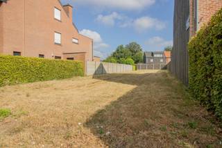 <p><span>Bouwgrond van 360 m² voor halfopen bebouwing te St. Antonius. </span></p><p><span> </span></p><p><span>Bouwgrond voor een traditionele HOB met </span></p><p><span> </span></p><p><span>Voorschriften</span><span>: </span></p><p><span> </span></p><p><span>- Half open bebouwing. </span></p><p><span>- Zadeldak en plat dak. </span></p><p><span>- Garage op min. 5 m uit de voorgevelbouwlijn, kroonlijst 3 m met plat dak. </span></p><p><span>- Woning aanleunend tegen het huis van de buren en aan de andere kant 3 m van de perceelsgrens. </span></p><p><span>- Diepte woning: Gelijkvloers max. 17 m, 1ste verdieping max. 13 m en zolderverdieping op max. 9 m. </span></p><p><span>- Breedte woning: Tot 3 m van de perceelsgrens dus ca. 6 m breed. </span></p><p><span>- Totale bewoonbare opp. : Gelijkvloers (17 x 6 = 102 m²), 1ste verdieping (13 x 6 m = 78 m²) en dakverdieping (9 x 6 m = 54 m). </span></p><p><span> </span></p><p><span>Stedenbouwkundige inlichtingen: geen vergunning aanwezig, verkavelingsvergunning, geen voorkooprecht, geen maatschappelijke herstelmaatregel opgelegd, woongebied. </span></p>