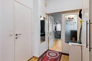 Dit gerieflijke appartement op de 1e verdieping is erg centraal gelegen op de grens tussen Wilrijk en Hoboken. Alle nodige faciliteiten, zoals winkels, scholen, openbaar vervoer en een oprit voor de snelweg zijn van hieruit heel vlot bereikbaar. U komt de flat binnen via een aparte inkomhal, waar een handige vestiairekast voorhanden is. De leefruimte kan genieten van heel wat lichtinval dankzij grote raampartijen aan de straatzijde. Verder heeft het appartement nog een eenvoudige keuken, 2 ruime slaapkamers en een badkamer met douche, toilet en wastafel. In de kelder van het gebouw beschikt u nog over een privatieve berging, waarin allerhande spulletjes opgeborgen kunnen worden. Er is geen lift aanwezig in het gebouw.