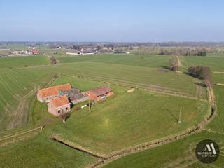 Op een sublieme locatie is deze hoeve gelegen op een perceel van maar liefst 7.290m² in het pittoreske Vossenhol, een gehucht van Maldegem...