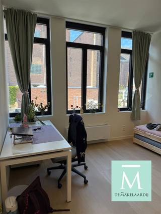 <p><span>STUDENTS ONLY! Gemeubelde studio in hartje Mechelen - EERSTE BEWONING NA RENOVATIE </span></p><p><span>Kom blokken in Blokstraat 10", dé moderne en knusse thuisbasis voor studenten die comfortabel willen wonen. Je komt terecht in een spiksplinternieuwe doch supergezellige studio, voorzien van alle modern comfort en gemak.</span></p><p><span>Zeer centraal gelegen in hartje Mechelen (Vismarkt) terwijl je geniet van een rustige straat vlakbij alle voorzieningen (Thomas More, winkels, bushaltes, de levendige Markt en Bruul, etc.)</span></p><p><span>De studio is gelegen op de eerste verdieping met grote ramen richting de tuin en dus veel daglicht. De studio beschikt over een ruime aparte badkamer, een apart toilet alsook een leefgedeelte met slaapplaats, zithoek en open kitchenette.</span></p><p><span> </span></p><p><span>Ter info:</span></p><p><span>·De studio heeft een totale oppervlakte van 22,5m² en omvat een aparte toilet alsook een aparte ruimte badkamer met douche, ingebouwde lavabo met lade en spiegel.</span></p><p><span>·De kitchenette werd uitgevoerd in zeer mooie materialen en is voorzien van ledverlichting. Deze omvat verder een koelkast, een inductievuur met twee zones, een telescopische dampkap en een grote lavabo met ééngreepskraan. Er werd plaats voorzien voor het toevoegen van een vrijstaande microgolfoven (zelf mee te brengen). </span></p><p><span>·De studio is bemeubeld met een enkel bed (matras zelf te voorzien), een bureau van 160x80cm, een bureaustoel en een kleerkast. Persoonlijke aankleding en detaillering laten we aan de bewoner over (binnen de grenzen van het huishoudelijke reglement).</span></p><p><span> </span></p><p><span>Verder beschikt het pand over het modernste gemak en technische eisen als volgt:</span></p><p><span>·videofoon met kleurenscherm per individuele studio;</span></p><p><span>·verwarming (én koeling in kamers en studio's) via warmtepomp en ventiloconvector;</span></p><p><span>·grote gemeenschappelijke ruimte op gelijkvloers met volledig uitgeruste keuken, zithoek en apart toilet;</span></p><p><span>·gemeenschappelijke tuin waar het heerlijk vertoeven is in lente, zomer en herfst!</span></p><p><span>·vloerverwarming in de gemeenschappelijke delen</span></p><p><span>·ventilatie systeem C;</span></p><p><span> </span></p><p><span>ENKEL voor studenten en GEEN domicilie mogelijk!</span></p><p><span>Maandelijkse gemeenschappelijke lasten bedragen 75 (provisie) en omvatten water, elektriciteit, verwarming en internet.</span></p><p><span>Kom zeker langs voor een bezoek en ontdek Blokstraat 10, dé plek in Mechelen om te studeren, relaxen én connecteren.</span></p><p><span> </span></p><p><span>Voor een bezoek of meer info : contacteer De Makelaardij - 015 20 20 82 - info@demakelaardij.be</span></p><p><span> </span></p>