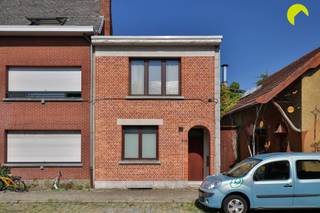 <p><span>In een rustige woonwijk te Hove bieden wij u deze gezellige woning (108m²) aan met 2 slaapkamers. De woning dateert van circa 1930 en beschikt ook over en zij-ingang. Gelegen op een perceel van 208m².</span></p><p><span>In directe nabijheid van de woning vinden we winkels, scholen, verbindingswegen, openbaar vervoer enzovoort. Kortom alles wat u nodig hebt vinden we op wandelafstand. </span></p><p><span><br />De woning zelf beschikt overal over dubbele beglazing met houten schrijnwerk (oudere generatie). De centrale verwarming verloopt gas (vaillant). De elektriciteit werd al vernieuwd en is conform aan de voorschriften van het AREI.</span></p><p><span>Daken en gevels dienen wel nog geïsoleerd te worden. Het asbestattest is nog in opmaak.</span></p><p><span> </span></p><p><span>Indeling:</span></p><p><span> </span></p><p><span>We betreden de woning via de centrale inkomhal.</span></p><p><span>Vooraan vinden we de ingerichte keuken die voorzien is van basis comfort. We lopen verder door en bereiken de lichte leefruimte op parket.</span></p><p><span>Centraal op het gelijkvloers, aan de rechterkant, is er een badkamer met douche, toilet en badkamermeubel met lavabo.</span></p><p><span>We lopen verder door en bereiken het 2e gedeelte van de leefruimte op natuursteen. Hier kijkt u uit op de tuin. De tuin verdient nog wel enige aandacht.</span></p><p><span> </span></p><p><span>Op de eerste verdieping zijn er 2 volwaardige slaapkamers.</span></p><p><span>Er is ook een droge kelder op stahoogte.</span></p><p><span> </span></p><p><span>Graag som ik voor u nog even de troeven op van deze gezellige starterswoning:</span></p><p><span> </span></p><ul><li><span>Goede locatie: gelegen op wandelafstand van winkels, scholen, openbaar vervoer, verbindingswegen,...</span></li><li><span>Uitbreidingsmogelijkheden naar boven</span></li><li><span>Centrale verwarming op gas, elektriciteit conform </span></li><li><span>2 volwaardige slaapkamers</span></li><li><span>Lichte leefruimte op parket en natuursteen</span></li></ul><p><span> </span></p><p><span>EPC 582 kWh/m² jaar (F-label) (Renovatieverplichting van toepassing)</span></p><p><span>P-score (perceelscore): A</span></p><p><span>G-score (gebouwscore): </span><span>A</span></p><p><span> </span></p><p><span>Voor een bezoek ter plaatse kan u ons contacteren op het nummer 03 449 42 41 of mail ons via hallo@habicom.be.</span></p><p><span>Benieuwd naar de waarde van jouw woning? Check het gratis op <span>www.watismijnhuiswaard.be</span></span><span> </span></p><p><span> </span></p><p><span> </span></p>