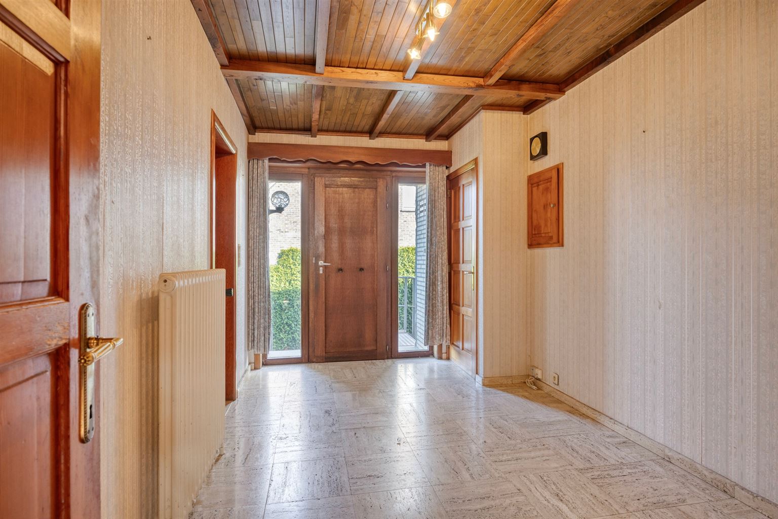 Vrijstaande woning op een uitzonderlijk perceel van 29a95ca met 4 slaapkamers en inpandige garage, gelegen op een rustige toplocatie nabij het centrum van Maaseik. - foto 2