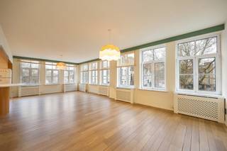 Te midden de gezellige Sint-Andrieswijk tussen het Zuid en de Grote Markt, bevindt zich dit smaakvol gerenoveerd twee slaapkamer appartement met zicht op Den Oever en Sint-Jansvliet. <br />Ontworpen met oog voor detail, biedt dit appartement u rust, licht en ruimte. De keuze voor natuurlijke materialen in combinatie met zachte texturen versterkt dit effect des te meer. <br /><br />Indeling: <br />U betreedt het appartement via de discrete inkomhal met gastentoilet en royale bergruimte met aansluiting voor wasmachine/droogkast. De ruime en uiterst lichte zuid-west georiënteerde leefruimte baadt in het licht en doet u genieten van unieke zichten. <br />Aansluitend treft u de ingerichte keuken aan, voorzien van alle toestellen waaronder koelkast, vaatwasser, oven, kookplaat, ... <br /><br />Vanuit de hal heeft u toegang tot de twee ruime slaapkamers. <br />De master slaapkamer werd voorzien van ingemaakte kasten en een ensuite badkamer met wastafel, ligbad, toilet en douche<br />De tweede slaapkamer van ca 12m2 is eveneens voorzien van een ensuite badkamer met wastafel en douche <br /><br />Tot slot voorziet het appartement in een handige privatieve kelder en een inpandige autostaanplaats welke te koop wordt aangeboden aan 55.000 euro. <br /><br />Troeven: <br />- uitzonderlijke locatie<br />- instapklaar<br />- uiterst licht hoekappartement<br />- gunstige EPC score