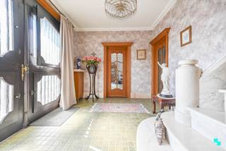 Deze karaktervolle woning is gelegen op een centrale en rustige locatie in Emelgem (Izegem), met alle voorzieningen zoals winkels, scholen en...