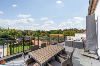 Op een uitstekende locatie te Putte, bevindt zich dit prachtige duplex-appartement met 3 ruime slaapkamers (bewoonbare opp. 144 m²) en een...