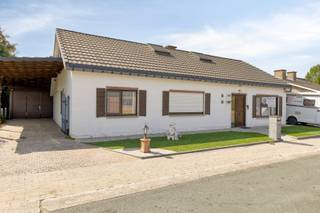 Deze halfopen bebouwing met 3 slaapkamers, is gelegen aan het einde van een doodlopende straat nabij het centrum van Kumtich.<br /><br />Indeling:<br /><br />We betreden de woning via de inkomhal met apart gastentoilet en plaats voor vestiaire. Rechts van de inkomhal vinden we de open en lichtrijke leefruimte met pelletkachel. Via de leefruimte bereiken we de keuken. Verder vinden we op het gelijkvloers 3 slaapkamers van 15m², 13m² en 11m² en een badkamer met douche, ligbad en dubbel lavabo. <br /><br />Via één van de slaapkamers bereiken we met de vaste trap de ruime afgewerkte zolder die zich over de volledige oppervlakte van de woning uitstrekt met een oppervlakte van maar liefst 116m². Deze kan gebruikt worden als extra slaapkamer(s).<br /><br />Verder beschikt de woning over verschillende bergingen, een voor-en achtertuin, terras, tuinhuis, garage en carport.<br /><br />EPC label D, geen renovatieverplichting. Verwarming is op aardgas. Elektriciteit is niet conform. Er is een regenwaterput alsook airco aanwezig. Er zijn zonnepanelen van 5.7 kw. Tot december 2029, 6 groene stroomcertificaten van 450 euro . <br /><br />Voor meer info of een bezoek ter plaatste, mag u ons steeds contacteren!