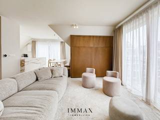 Dit unieke duplex (hoek)appartement is gunstig gelegen in het centrum van Knokke en biedt een ideale combinatie van comfort en modern wonen. Op de benedenverdieping bevindt zich de inkomhal met afzonderlijk toilet, die toegang geeft tot een lichtrijke living met een open keuken. <br />De leefruimte sluit naadloos aan op twee aangename terrasjes, ideaal om te genieten van de buitenlucht. Verder is er een moderne douchekamer.<br />De living is uitgerust met een stijlvol en functioneel slaapmeubel voor twee personen(lollipop bed). Op de bovenverdieping bevindt zich een ruime slaapkamer met ingemaakte kasten, die garant staat voor een optimaal slaapcomfort.<br /><br /><span>Mogelijkheid tot aankoop van een autostaanplaats/garagebox in de nabije omgeving!</span><br /><br />Aarzel niet om ons te contacteren voor meer informatie: tel. : 050 62 44 14 of via knokke@immax.be