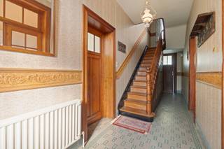 <p>Op een prachtig perceel van maar liefst 49 are bevindt zich deze originele serristenwoning met veel karakter en mogelijkheden. De woning zelf beschikt over drie slaapkamers, een ruime keuken en woonkamer, een veranda en een kelder. Op de zolder is er potentieel om extra slaapkamers te creëeren. De serristenwoning is rustig gelegen, omgeven door groen, en biedt dankzij haar ligging en oppervlakte tal van mogelijkheden voor wie op zoek is naar ruimte, rust én potentieel.<br /><br />Wat deze eigendom extra bijzonder maakt, is dat er momenteel een verkavelingsaanvraag in voorbereiding is voor de creatie van twee bijkomende bouwgronden naast de woning van elk ongeveer 14 are.</p><p>Deze eigendom biedt mogelijks een unieke kans voor projectontwikkeling of voor wie wil wonen in een groene omgeving met de kans om naastgelegen bouwgronden aan te houden of te verkopen.<br /><br />Of u nu op zoek bent naar een charmante woning met grote tuin, een investeringskans of een ontwikkelingsproject – deze eigendom biedt het allemaal.<em><br /><br /></em>Voor meer info of een bezichtiging, neem contact op via frank.geurts@living-stone.be) of +32 484 58 00 24.</p>