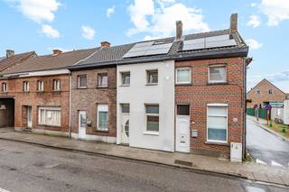 <p>Bent u op zoek naar een energiezuinige, recent vernieuwde woning op een centrale ligging in Temse? Dan is deze charmante rijwoning zeker een bezoek waard.</p><p>Met een bewoonbare oppervlakte van 103 m² biedt deze woning een praktische en doordachte indeling, gecombineerd met hedendaags comfort en een uitstekende energieprestatie (EPC-label A – 87 kWh/m² jaar).</p><p>Indeling</p><p>U betreedt de woning via de lichtrijke leefruimte, die naadloos overgaat in de open keuken. De keuken is strak afgewerkt in wit design en uitgerust met kasten, kookplaat en spoelbak. Dankzij de dakkoepels geniet u hier van aangename natuurlijke lichtinval, wat zorgt voor een open en ruimtelijk gevoel.</p><p>Achteraan bevinden zich een apart gastentoilet en een moderne badkamer met inloopdouche, stijlvol en onderhoudsvriendelijk afgewerkt. Vanuit de keuken heeft u toegang tot het gezellige tuintje.</p><p>Op de eerste verdieping zijn er twee volwaardige slaapkamers. Via een zolderluik bereikt u de ruime en afgewerkte zolderverdieping, ideaal als hobbyruimte, berging of multifunctionele ruimte.</p><p>Troeven:</p><p>EPC-label A (87 kWh/m² jaar)<br />Zonnepanelen aanwezig<br />Instapklaar en hedendaags afgewerkt<br />2 slaapkamers + afgewerkte zolder<br />Centrale ligging nabij winkels, scholen en verbindingswegen<br />Interessant als starterswoning of investering</p><p>Deze woning combineert energiezuinig wonen met een praktische indeling en een aantrekkelijke prijs-kwaliteitverhouding.</p><p>Contacteer Nathan via 0479/93.41.49 of nathan.van.renterghem@immo-zone.be</p>