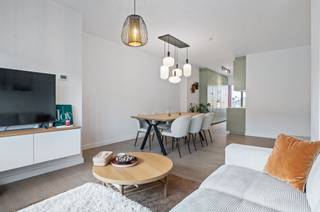 In de Jozef de Weerdtstraat, op een boogscheut van het Marktplein, bevindt zich dit super sfeervolle en instapklare appartement. Dankzij de centrale ligging woon je hier op wandelafstand van winkels, openbaar vervoer, horeca, scholen én sportfaciliteiten. Ideaal voor wie graag alles binnen handbereik heeft!<br /><br />Bij binnenkomst word je verwelkomd in de inkomhal die toegang biedt tot de lichtrijke leefruimte. Deze warme en uitnodigende ruimte sluit mooi aan op de hippe, volledig uitgeruste keuken. Koken doe je hier met plezier mét zicht op het super gezellig, overdekt terrasje waar je het hele jaar door kan genieten.<br /><br />Verder is er in de leefruimte nog een extra, super handige, bergruimte voorzien. In de nachthal bevinden zich een apart toilet, de ruime masterbedroom, een tweede slaapkamer en een badkamer met lavabo en douche.<br /><br />In de kelder beschik je over maar liefst twee private kelderbergingen én een ruime, gemeenschappelijke fietsenberging, een absolute troef in deze buurt.<br /><br />Dit appartement is de perfecte match voor starters, singles, koppels of investeerders die zoeken naar een comfortabele woonplek op een toplocatie.<br /><br />*Bruikbare vloeroppervlakte op basis van EPC<br />*€100 maandelijkse kosten incl. waterverbruik<br /><br />Kom snel kijken! info@neonvastgoed.be of 03/336.88.88