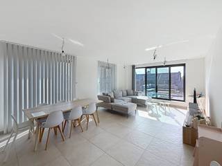 Ruim en energiezuinig appartement met groot terras in het centrum van Dendermonde. Op een toplocatie, midden in het centrum van Dendermonde, bevind zich dit ruime en instapklare appartement. Het appartement is gelegen op de bovenste verdieping van een kleinschalig gebouw en is de enige woongelegenheid op deze verdieping, wat garant staat voor extra rust en privacy. <br />Indeling : inkomhal, toilet, lichtrijke leefruimte met open, volledig ingerichte keuken, twee praktische bergingen, badkamer met dubbele lavabo , ligbad en aparte douche, twee volwaardige slaapkamers, dressing aansluitend aan de hoofdslaapkamer.<br />Vanuit de leefruimte heeft u toegang tot het ruime zonneterras. Het terrasraam is voorzien van een zonnescreen en een hordeur. <br />Het appartement beschikt bovendien over een private kelderberging en een gemeenschappelijke fietsenberging. Er is tevens de mogelijkheid om een autostaanplaats te huren aan 80€ per maand.<br />Troeven : topligging in het centrum van Dendermonde. Winkels, horeca, scholen en openbaar vervoer op wandelafstand. Ruim zonneterras, vloerverwarming met passieve koeling, ...<br />Interesse ? Neem gerust contact op voor meer info of om een bezoek in te plannen, tel. 052/20 24 40 of mail vero@berno.be