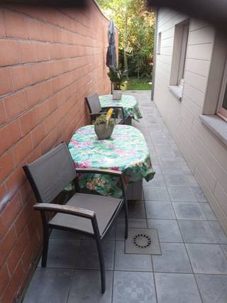 Mooie handelsruimte van 100 m² met aparte keuken.Kleine buitenruimte aanwezig.Ideaal voor vrij beroep zoals een kapperszaak of schoonheidssalon.Heb...